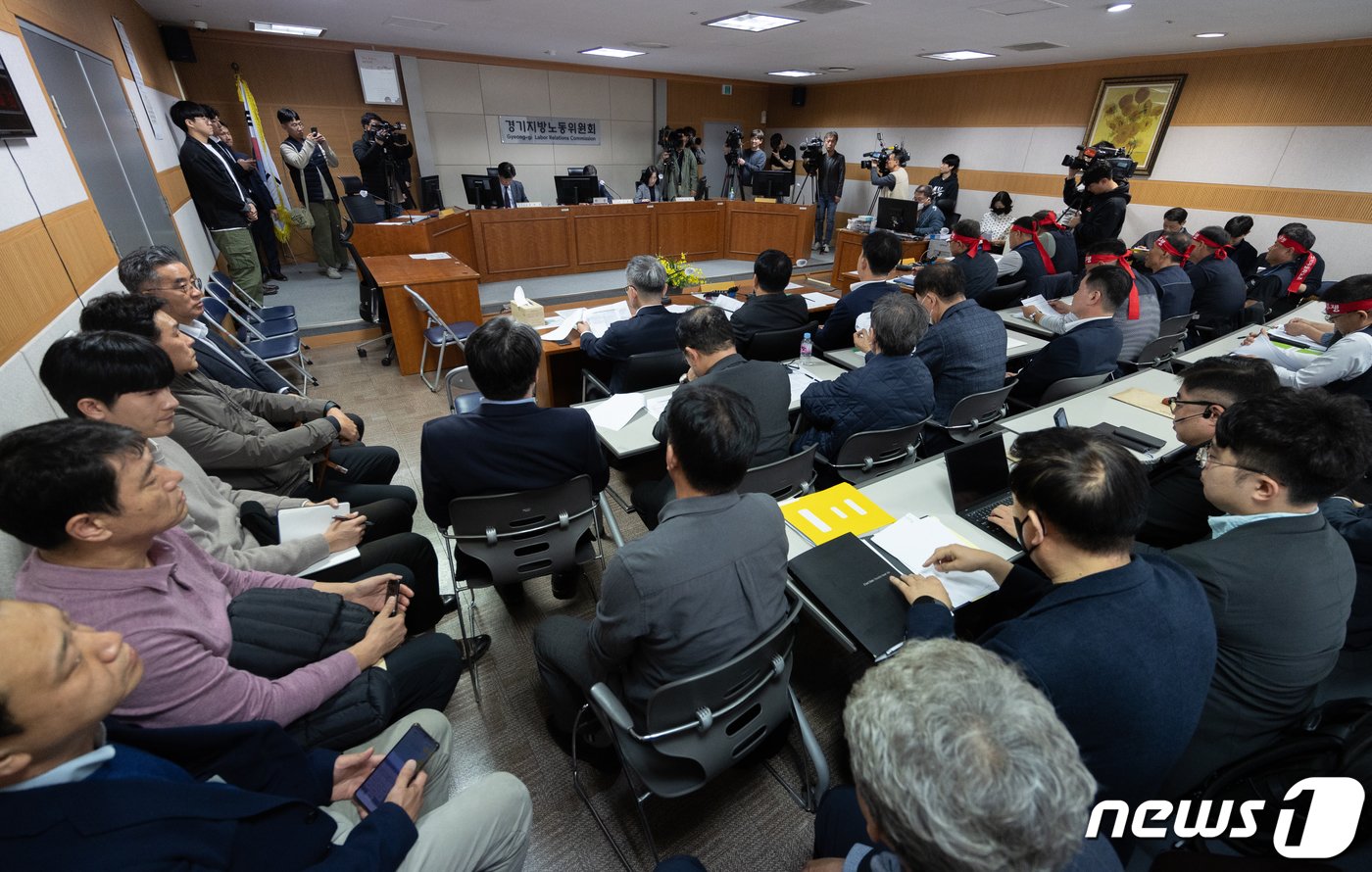 본문 이미지 - 25일 오후 경기도 수원시 장안구 경기지방노동위원회에서 경기지역자동차노동조합 노동쟁의 조정신청 사건에 대한 조정회의가 열리고 있다. 최종 조정 회의 결렬 시 26일 첫차부터 전면 파업에 들어간다. 2023.10.25/뉴스1 ⓒ News1 이재명 기자