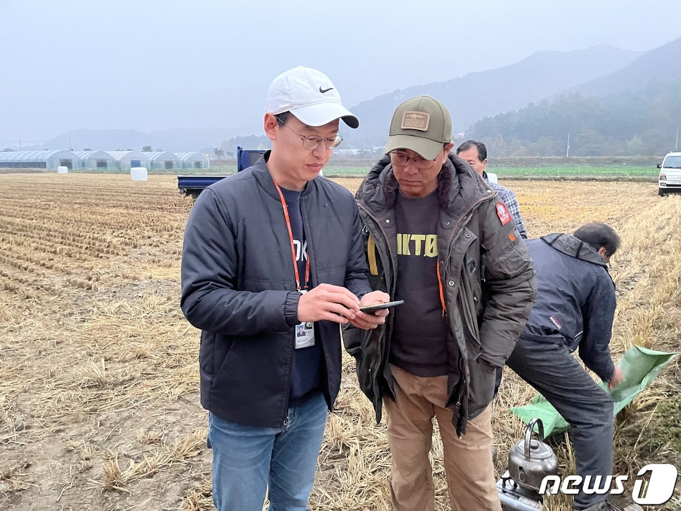 본문 이미지 - KGC인삼공사 수확입회원 양경모 대리가 계약재배 인삼밭 관계자와 수확 전 검열 사항에 대해 확인하고 있다. ⓒ 뉴스1/신민경 기자.