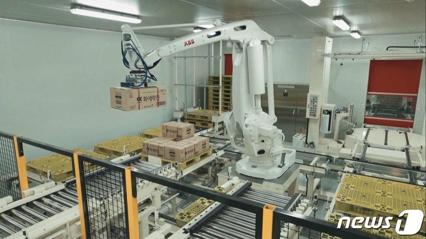 본문 이미지 - 로봇이 정관장 제품을 옮기고 있다.(KGC인삼공사 제공)