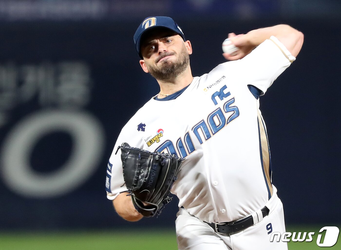 본문 이미지 - 25일 오후 경남 창원NC파크에서 열린 프로야구 '2023 신한은행 SOL KBO 포스트시즌' 준플레이오프 3차전 NC 다이노스와 SSG 랜더스의 경기에서 NC 태너가 역투하고 있다. 2023.10.25/뉴스1 ⓒ News1 윤일지 기자