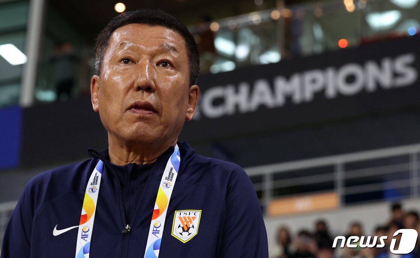 본문 이미지 - 산둥 최강희 감독이 25일 인천 중구 인천축구전용경기장에서 열린 2023-2024 아시아축구연맹(AFC) 챔피언스리그(ACL) 조별리그 G조 3차전 인천 유나이티드와 중국 산둥 타이산과의 경기에서 그라운드를 바라보고 있다. 2023.10.25/뉴스1 ⓒ News1 김성진 기자