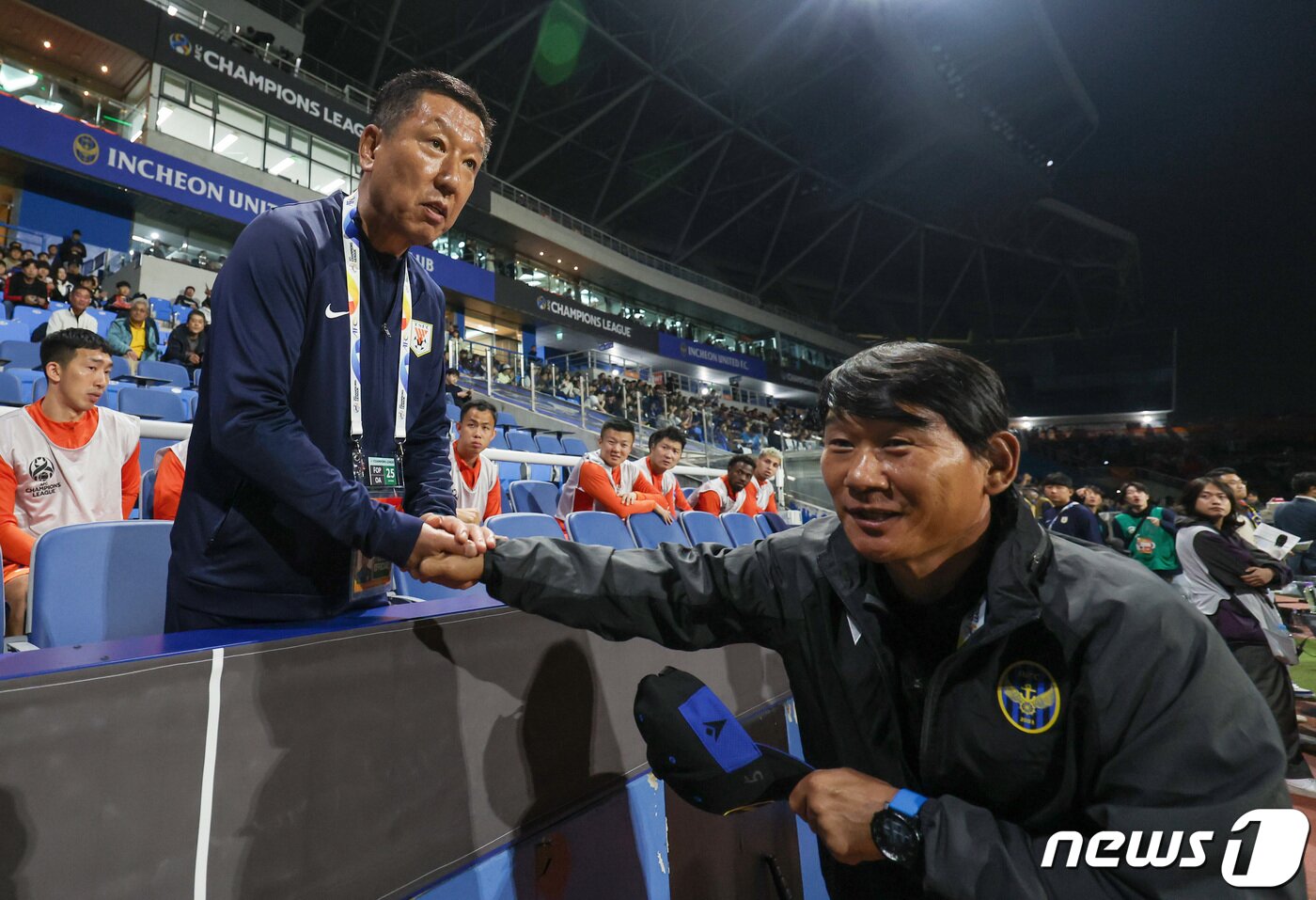 본문 이미지 - 산둥 최강희 감독과 인천 조성환 감독이 25일 인천 중구 인천축구전용경기장에서 열린 2023-2024 아시아축구연맹(AFC) 챔피언스리그(ACL) 조별리그 G조 3차전 인천 유나이티드와 중국 산둥 타이산과의 경기에 앞서 악수하고 있다. 2023.10.25/뉴스1 ⓒ News1 김성진 기자