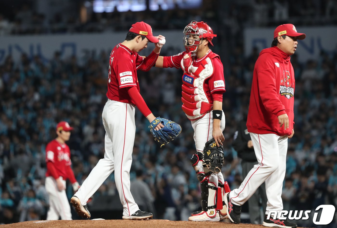 25일 오후 경남 창원NC파크에서 열린 프로야구 &#39;2023 신한은행 SOL KBO 포스트시즌&#39; 준플레이오프 3차전 NC 다이노스와 SSG 랜더스의 경기 2회말 1사 1,2루 상황 SSG 포수 김민식이 마운드에 올라 선발투수 오원석을 다독이고 있다. 2023.10.25/뉴스1 ⓒ News1 윤일지 기자