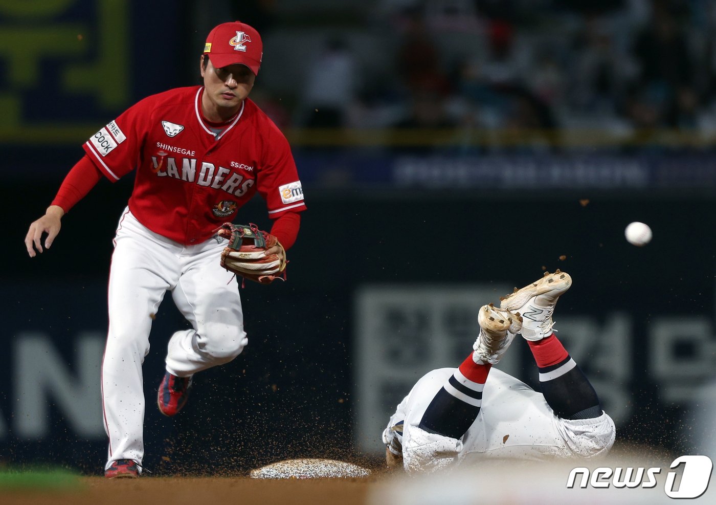 본문 이미지 - 25일 오후 경남 창원시 마산회원구 양덕동 창원NC파크에서 열린 프로야구 '2023 신한은행 SOL KBO 포스트시즌' 준플레이오프 3차전 NC 다이노스와 SSG 랜더스의 경기 4회말 1사 주자 1루 상황 NC 박건우 타석때 1루 주자 손아섭이 2루 도루, SSG 송구 실책으로 볼이 빠지고 있다. 2023.10.25/뉴스1 ⓒ News1 박정호 기자