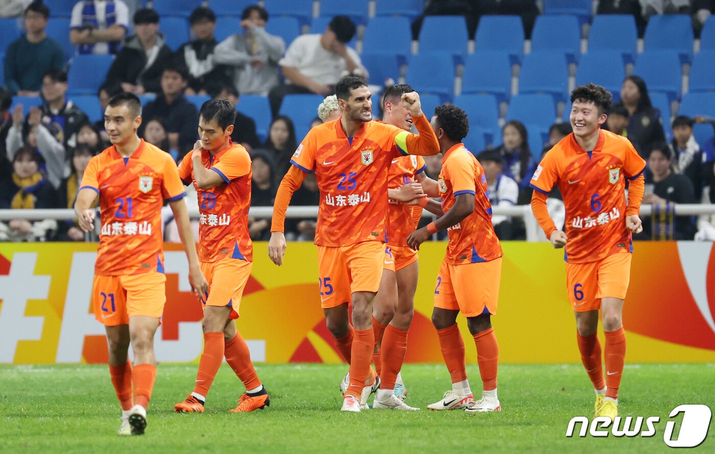 본문 이미지 - 산둥 마루앙 펠라이니가 25일 인천 중구 인천축구전용경기장에서 열린 2023-2024 아시아축구연맹(AFC) 챔피언스리그(ACL) 조별리그 G조 3차전 인천 유나이티드와 중국 산둥 타이산과의 경기에서 추가골을 터뜨린 후 포효하고 있다. 2023.10.25/뉴스1 ⓒ News1 김성진 기자