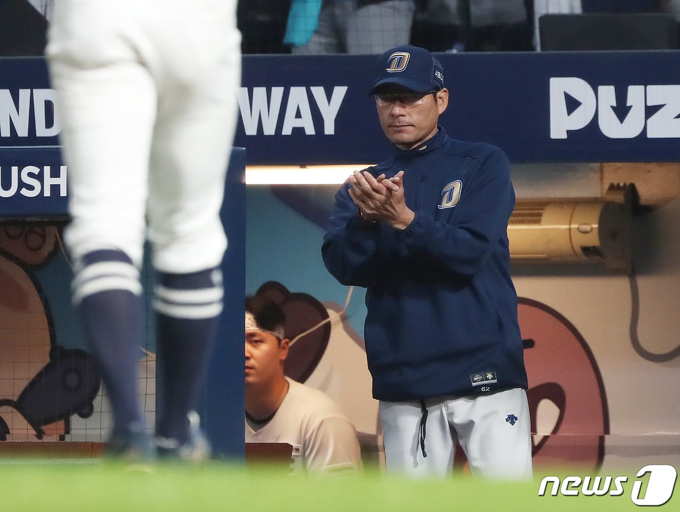 25일 오후 경남 창원NC파크에서 열린 프로야구 &#39;2023 신한은행 SOL KBO 포스트시즌&#39; 준플레이오프 3차전 NC 다이노스와 SSG 랜더스의 경기에서 NC 강인권 감독이 선수들을 독려하고 있다. 2023.10.25/뉴스1 ⓒ News1 윤일지 기자