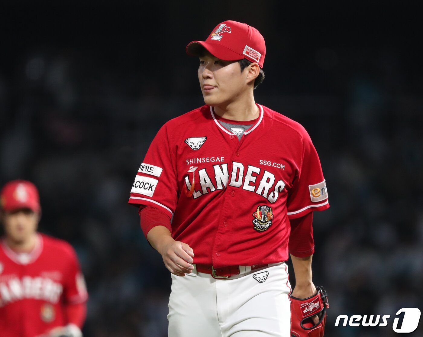 본문 이미지 - 25일 오후 경남 창원NC파크에서 열린 프로야구 '2023 신한은행 SOL KBO 포스트시즌' 준플레이오프 3차전 NC 다이노스와 SSG 랜더스의 경기 7회말 2사 1,2루 상황 SSG 최민준이 NC 김주원을 삼진 아웃을 시키고 더그아웃으로 향하고 있다. 2023.10.25/뉴스1 ⓒ News1 윤일지 기자