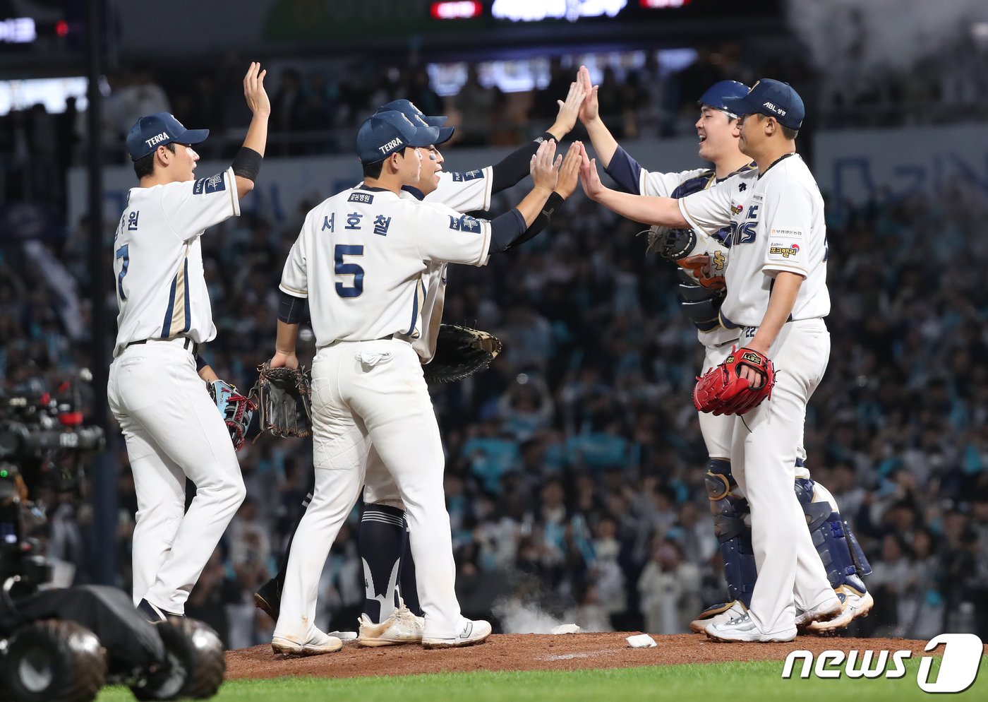 25일 오후 경남 창원NC파크에서 열린 프로야구 &#39;2023 신한은행 SOL KBO 포스트시즌&#39; 준플레이오프 3차전 NC 다이노스와 SSG 랜더스의 경기에서 7대 6으로 승리한 NC 선수들이 승리를 자축하고 있다. 2023.10.25/뉴스1 ⓒ News1 윤일지 기자