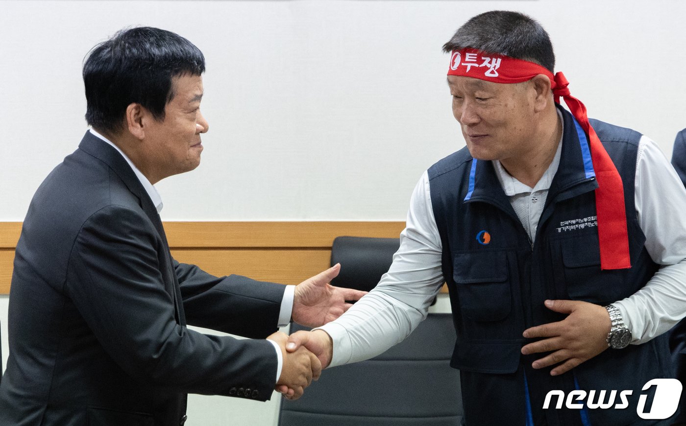 본문 이미지 - 김기성 경기도버스운송사업조합 이사장(왼쪽)과 이기천 경기도버스노조협의회 의장이 25일 오후 경기도 수원시 장안구 경기지방노동위원회에서 열린 경기지역자동차노동조합 노동쟁의 조정신청 사건에 대한 조정회의에서 협상 타결 후 악수하고 있다. 2023.10.25/뉴스1 ⓒ News1 이재명 기자