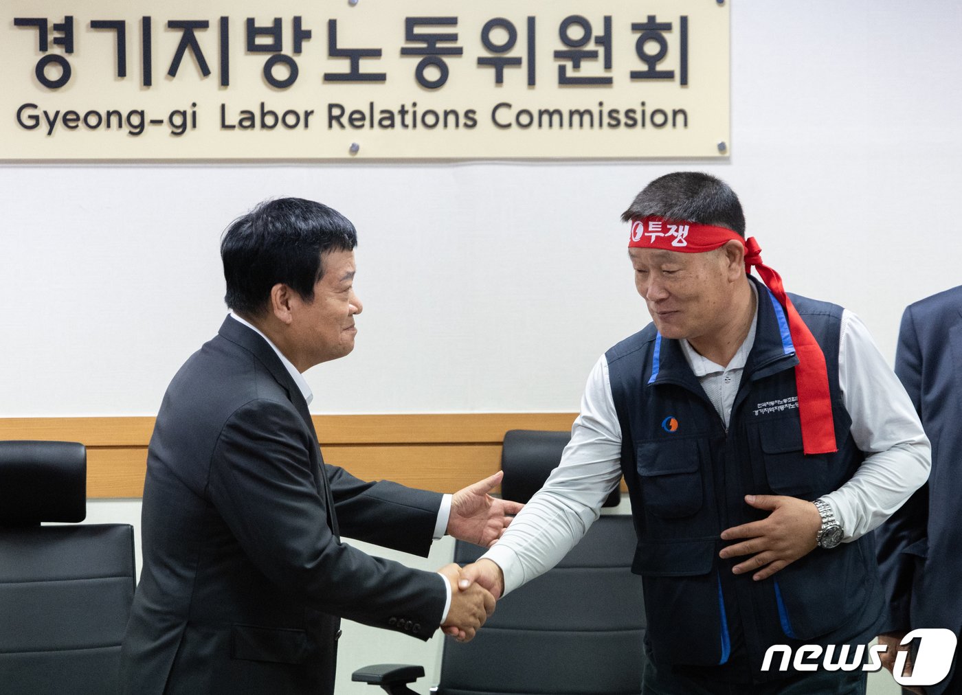 본문 이미지 - 김기성 경기도버스운송사업조합 이사장(왼쪽)과 이기천 경기도버스노조협의회 의장이 25일 오후 경기도 수원시 장안구 경기지방노동위원회에서 열린 경기지역자동차노동조합 노동쟁의 조정신청 사건에 대한 조정회의에서 협상 타결 후 악수하고 있다. 2023.10.25/뉴스1 ⓒ News1 이재명 기자