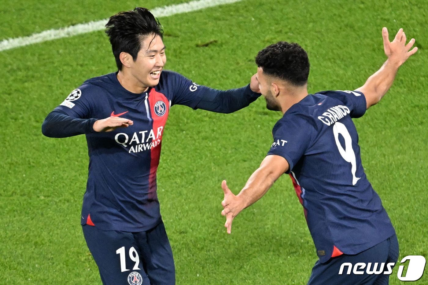 본문 이미지 - PSG서 첫 골을 넣은 이강인이 동료 하무스와 기뻐하고 있다. ⓒ AFP=뉴스1