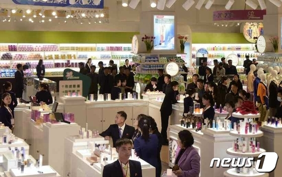 북한 경공업제품전시회 "경공업 부문 성과 보급 목적"