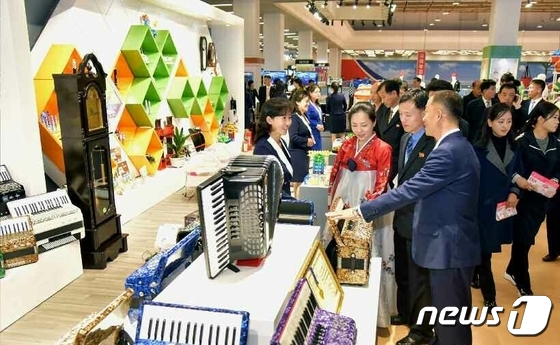 북한 경공업제품전시회 개막… 1만2000여 제품 전시