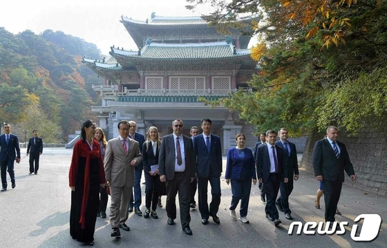 북한 주재 러 대사관 직원들 '국제친선전람관' 참관… 수교 75돌