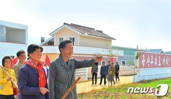 북한, 새 살림집 받은 주민들 조명… 