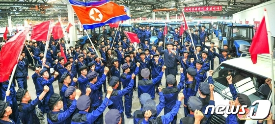 노동신문 "수령에 무한 충성… 우리 삶의 제1차적 요구"