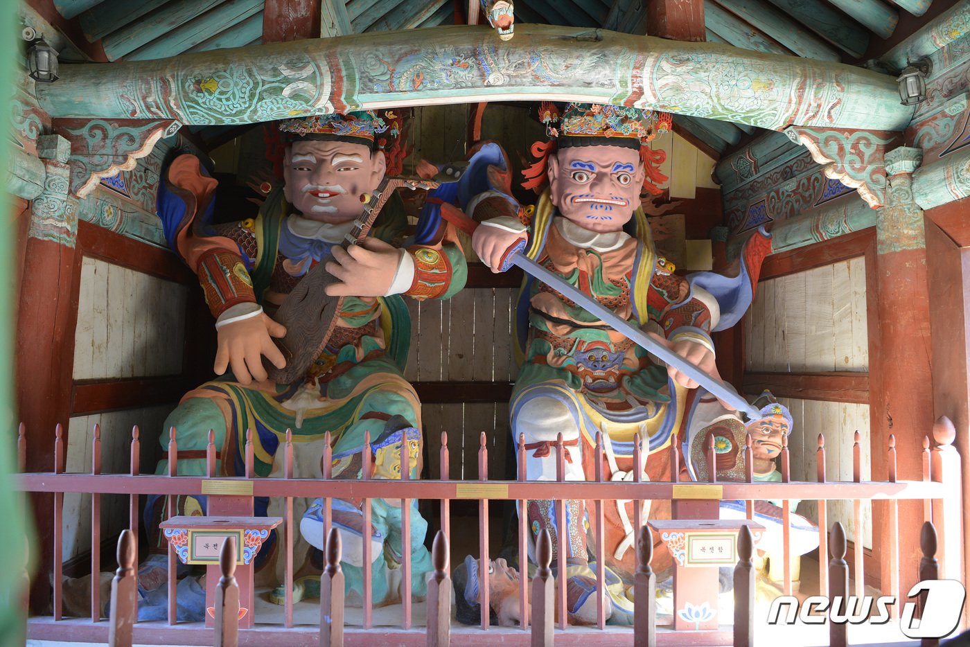 본문 이미지 - 마곡사1_북방다문천왕, 동방지국천왕. (문화재청 제공)