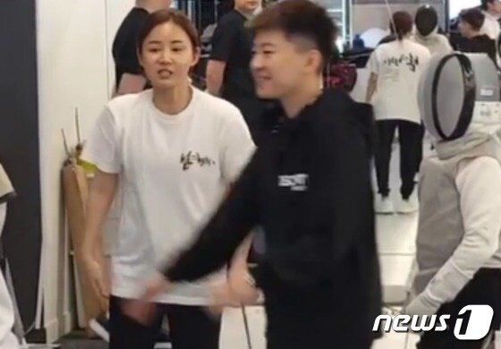 본문 이미지 - 남현희가 운영하는 펜싱아카데미 SNS에 올라와 있는 남현희(왼쪽)와 전청조씨의 모습. /'ⓒ 뉴스1