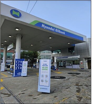 본문 이미지 - 26일 경기도 용인시 수지구 성복동 HD현대오일뱅크 직영 성복현대주유소에서 국내 처음으로 오픈한 주유소 완전 무인 편의점인 'THE MUIN KIOSK SHOP'의 외부 전경. (사진제공=도시공유플랫폼)