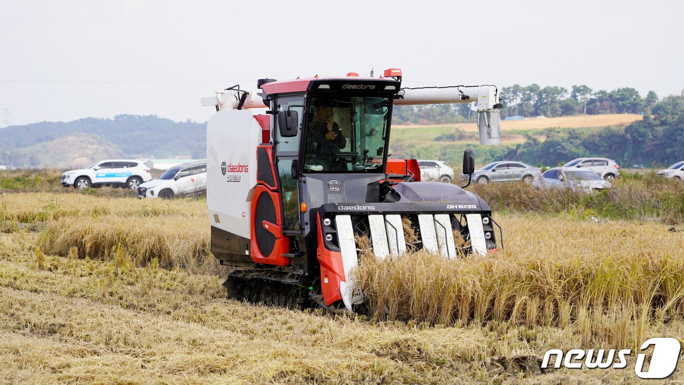 본문 이미지 - 25일 충청남도 당진시에서 열린 대동 자율작업 콤바인 시연회(대동 제공)