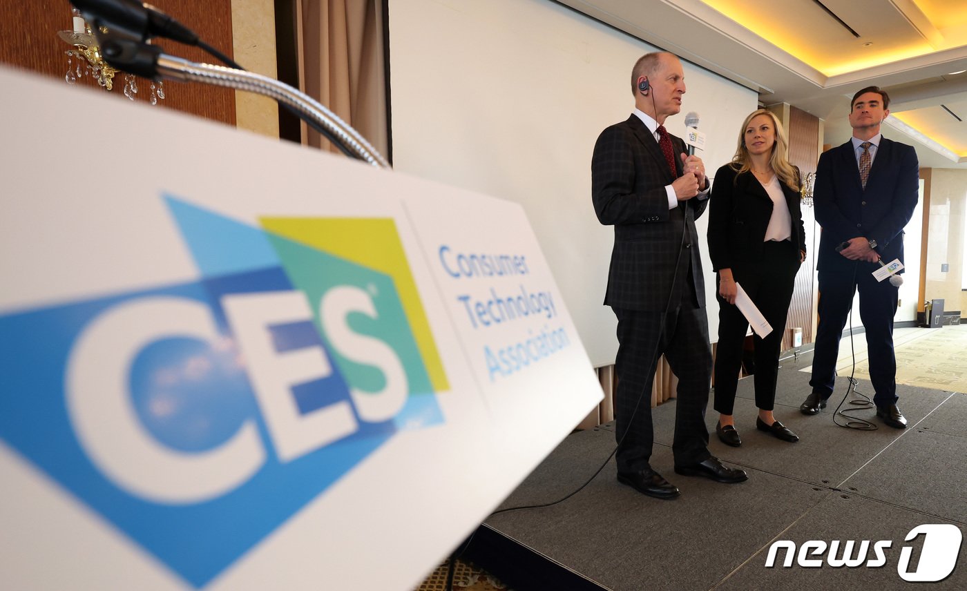 본문 이미지 - 2023년 10월 열린 CES 2024 미디어 브리핑에서 개리 샤피로 CTA 회장 겸 CEO(왼쪽부터), 킨제이 파브리치오 CTA 수석부사장, 존 T. 켈리 부사장 겸 쇼 디렉터가 질문에 답하는 모습. (뉴스1 DB) /뉴스1 ⓒ News1 김성진 기자