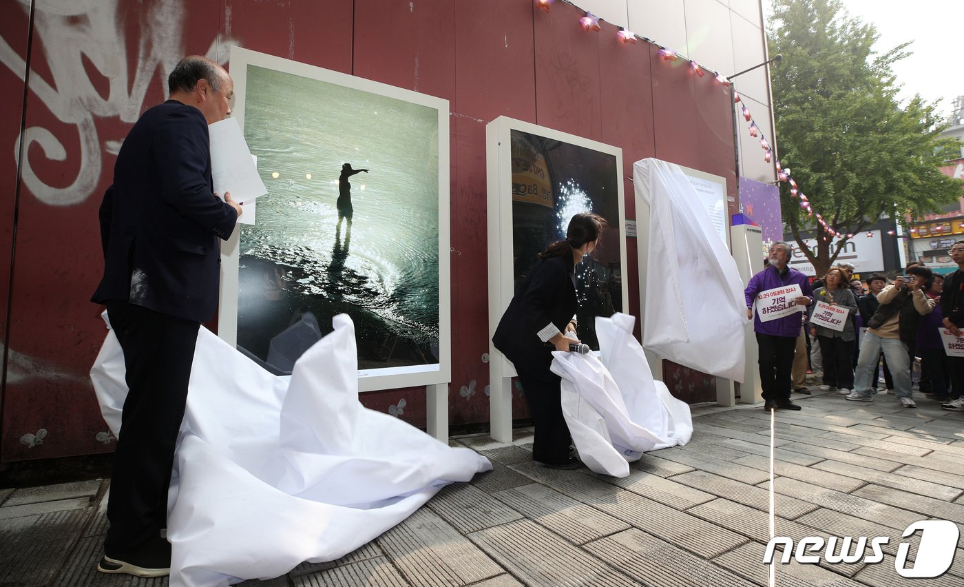 본문 이미지 - 이정민 10.29 이태원 참사 유가족협의회 운영위원장을 비롯한 참석자들이 26일 서울 용산구 이태원역 1번 출구 앞에서 열린 '10.29 기억과 안전의 길 조성 기자회견'에서 추모 조형물 제막을 하고 있다. (공동취재) 2023.10.26/뉴스1 ⓒ News1 안은나 기자