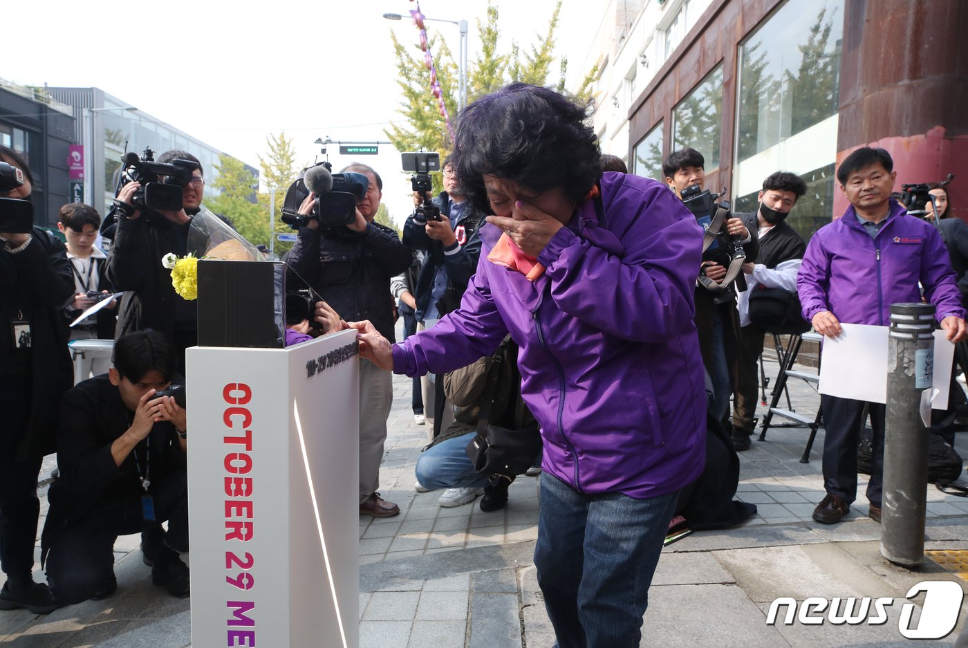 본문 이미지 - 10.29 이태원 참사 희생자 정주희 씨의 어머니 이효숙 씨가 26일 서울 용산구 이태원역 1번 출구 앞에서 열린 '10.29 기억과 안전의 길 조성 기자회견'에서 설치된 조형물을 어루만지며 슬픔에 잠겨 있다. (공동취재) 2023.10.26/뉴스1 ⓒ News1 안은나 기자