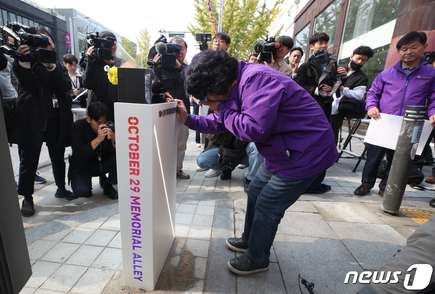 10.29 이태원 참사 희생자 정주희 씨의 어머니 이효숙 씨가 26일 서울 용산구 이태원역 1번 출구 앞에서 열린 &#39;10.29 기억과 안전의 길 조성 기자회견&#39;에서 설치된 조형물을 어루만지며 슬픔에 잠겨 있다. &#40;공동취재&#41; 2023.10.26/뉴스1 ⓒ News1 안은나 기자