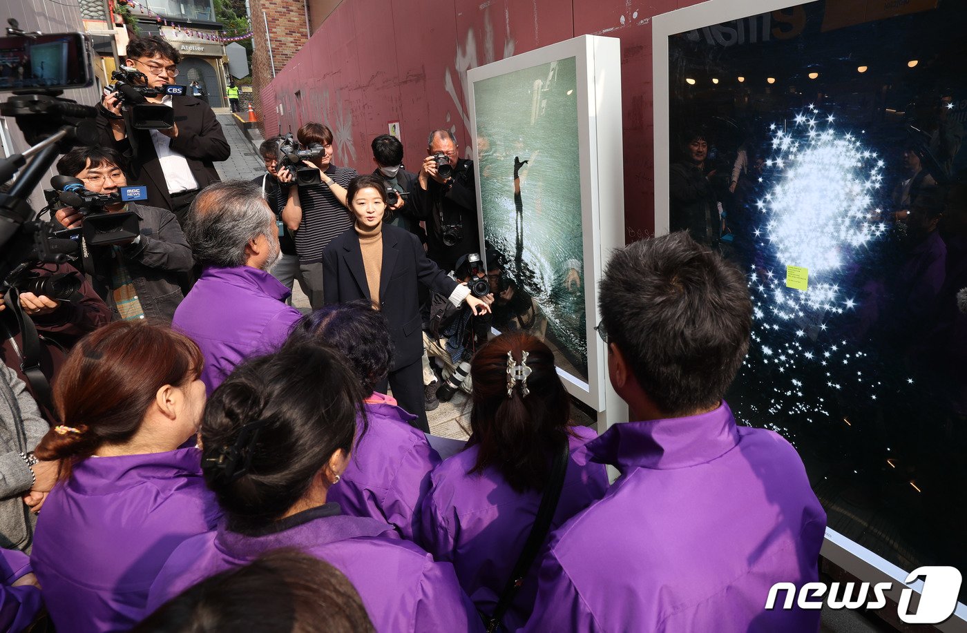 권은비 10.29 기억과 안전의 길 미술가가 26일 서울 용산구 이태원역 1번 출구 앞에서 열린 &#39;10.29 기억과 안전의 길 조성 기자회견&#39;에서 유가족들에게 추모 조형물에 대한 설명을 하고 있다. &#40;공동취재&#41; 2023.10.26/뉴스 ⓒ News1 안은나 기자