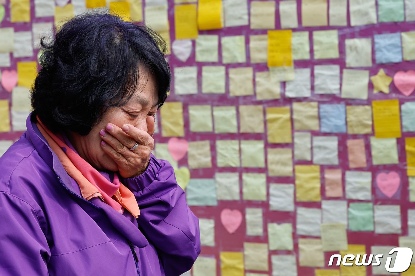 본문 이미지 - 10.29 이태원 참사 희생자 정주희 씨의 어머니 이효숙 씨가 26일 서울 용산구 이태원역 1번 출구 앞에서 '10.29 기억과 안전의 길 조성 기자회견'을 마친 뒤 슬픔에 잠겨 있다. 2023.10.26/뉴스1 ⓒ News1 안은나 기자