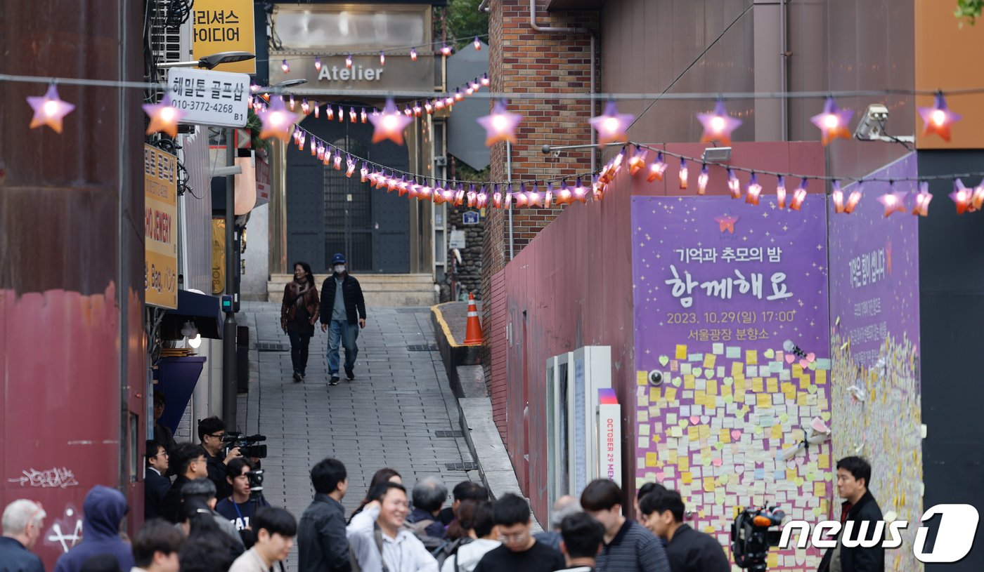 10.29 이태원 참사 1주기를 앞둔 26일 서울 용산구 이태원역 1번 출구 앞 골목에 희생자들을 상징하는 별모양 조명이 달려 있다. 2023.10.26/뉴스1 ⓒ News1 안은나 기자