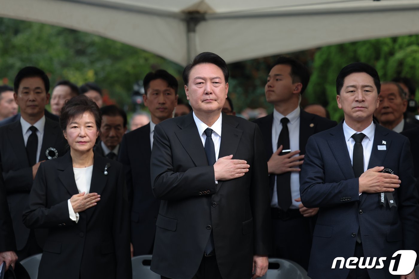 본문 이미지 - 윤석열 대통령이 26일 서울 동작구 국립서울현충원에서 열린 박정희 전 대통령 서거 제44주기 추도식에서 박근혜 전 대통령과 김기현 국민의힘 대표 등 참석자들과 국기에 경례하고 있다. (대통령실 제공) 2023.10.26/뉴스1 ⓒ News1 오대일 기자