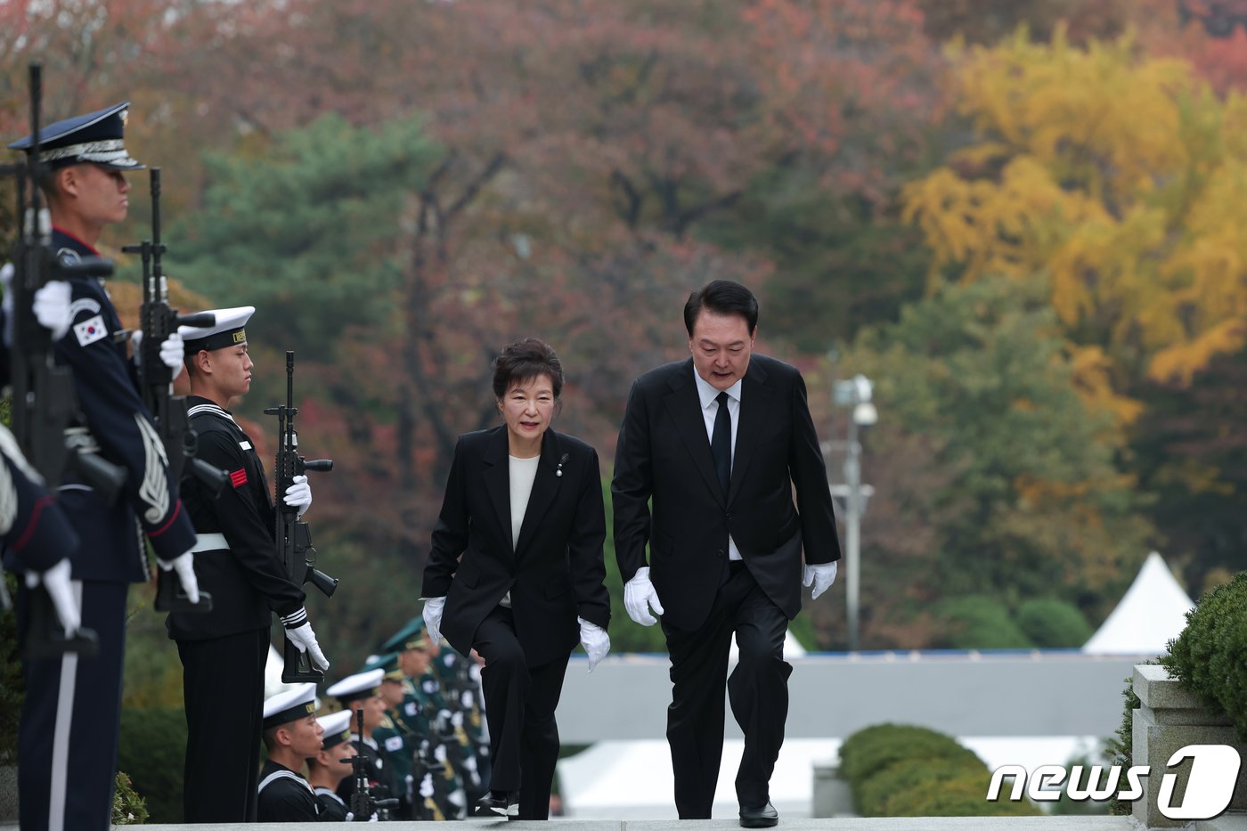 본문 이미지 - 윤석열 대통령이 26일 서울 동작구 국립서울현충원에서 열린 박정희 전 대통령 서거 제44주기 추도식을 마친 후 박근혜 전 대통령과 함께 묘소로 향하며 대화하고 있다. (대통령실 제공) 2023.10.26/뉴스1 ⓒ News1 오대일 기자