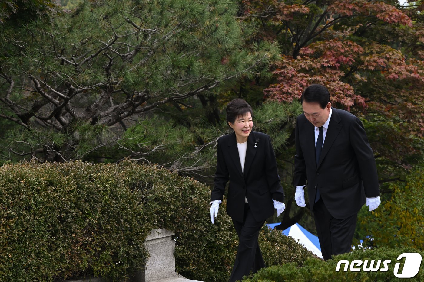 본문 이미지 - 윤석열 대통령이 26일 서울 동작구 국립서울현충원에서 열린 박정희 전 대통령 서거 제44주기 추도식을 마친 후 박근혜 전 대통령과 함께 묘소로 향하며 대화하고 있다. (대통령실 제공) 2023.10.26/뉴스1 ⓒ News1 오대일 기자