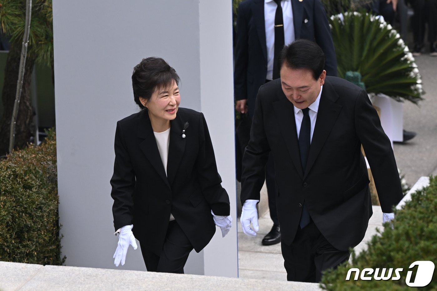 본문 이미지 - 윤석열 대통령이 26일 서울 동작구 국립서울현충원에서 열린 박정희 전 대통령 서거 제44주기 추도식을 마친 후 박근혜 전 대통령과 함께 묘소로 향하며 대화하고 있다. (대통령실 제공) 2023.10.26/뉴스1 ⓒ News1 오대일 기자