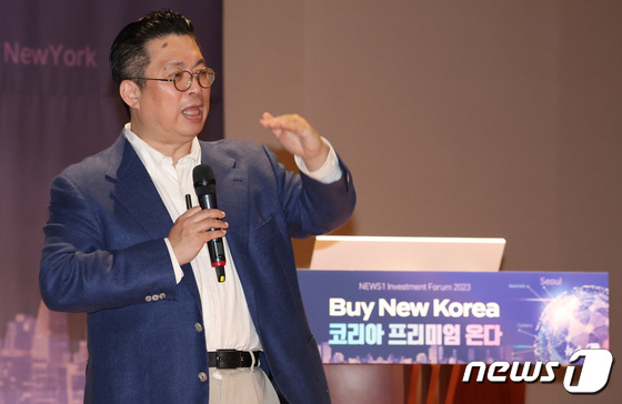 'NIF 2023' 발표하는 윤지호 이베스트 리테일사업부 대표