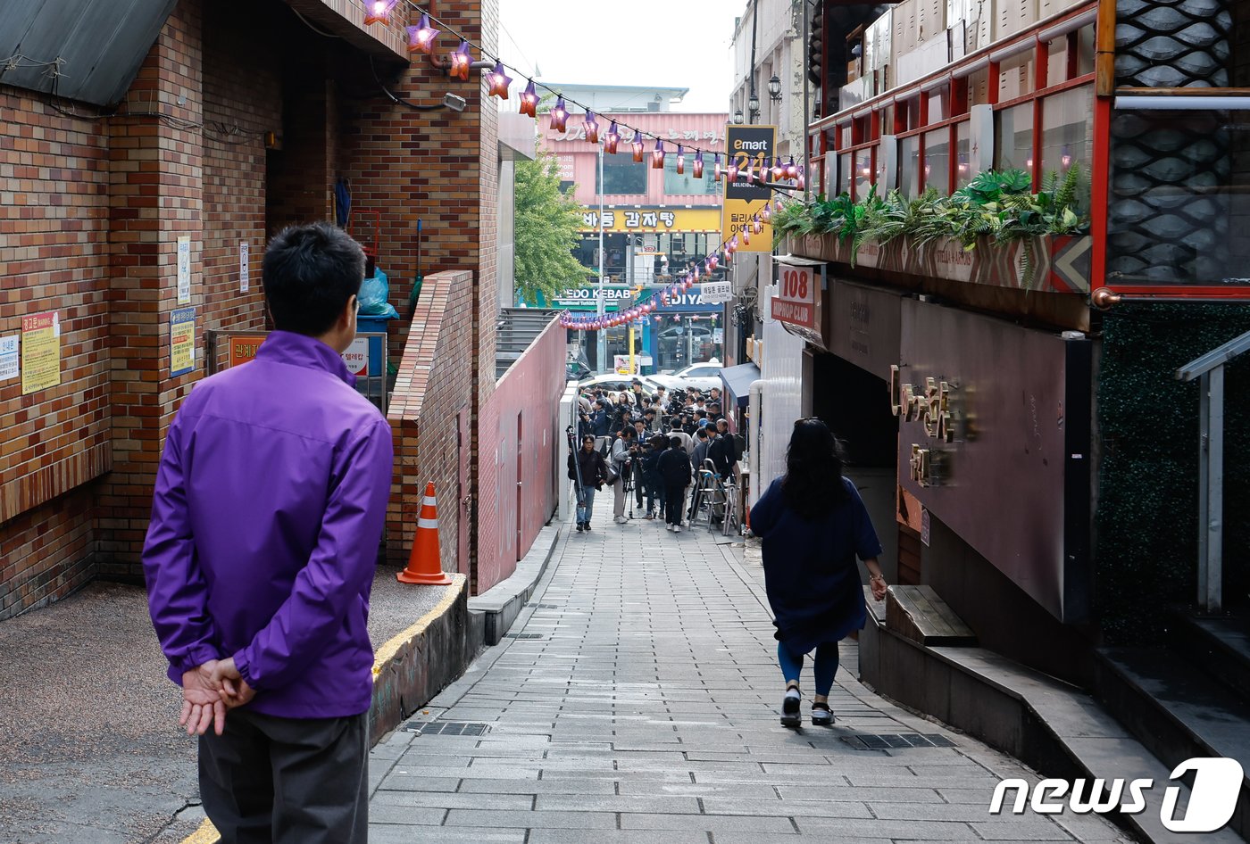 10.29 이태원 참사 1주기를 앞둔 26일 서울 용산구 이태원역 1번 출구 앞에서 &#39;10.29 기억과 안전의 길 조성 기자회견&#39;을 마친 유가족이 골목을 바라보고 있다. 2023.10.26/뉴스1 ⓒ News1 안은나 기자