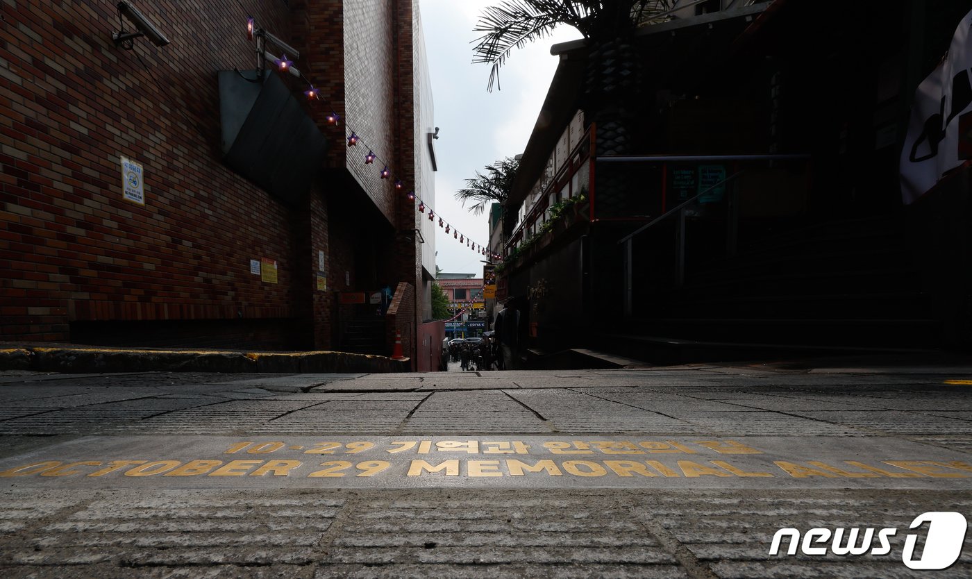 본문 이미지 - 10.29 이태원 참사 1주기를 앞둔 26일 서울 용산구 이태원역 1번 출구 앞 골목에 '10.29 기억과 안전의 길'이라는 바닥명판이 새겨져 있다. 2023.10.26/뉴스1 ⓒ News1 안은나 기자