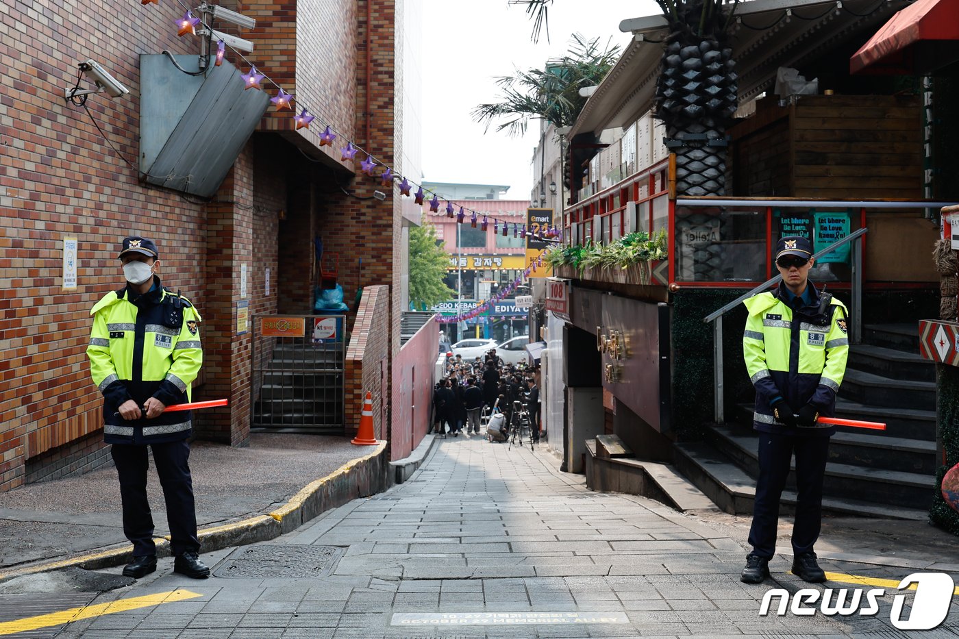 10.29 이태원 참사 1주기를 앞둔 26일 서울 용산구 이태원역 1번 출구 앞 골목에 경찰이 경계근무를 하고 있다. 2023.10.26/뉴스1 ⓒ News1 안은나 기자