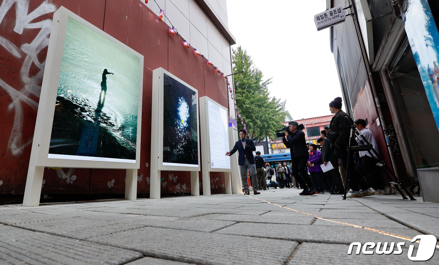 본문 이미지 - 10.29 이태원 참사 1주기를 앞둔 26일 서울 용산구 이태원역 1번출구 앞 골목에 추모 조형물이 설치돼 있다. 2023.10.26/뉴스1 ⓒ News1 안은나 기자