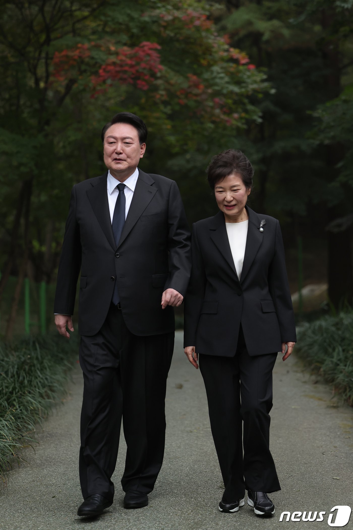본문 이미지 - 윤석열 대통령이 26일 서울 동작구 국립서울현충원에서 열린 박정희 전 대통령 서거 제44주기 추도식에서 박근혜 전 대통령과 함께 묘소를 참배한 후 이동하며 대화를 나누고 있다. (대통령실 제공) 2023.10.26/뉴스1 ⓒ News1 오대일 기자