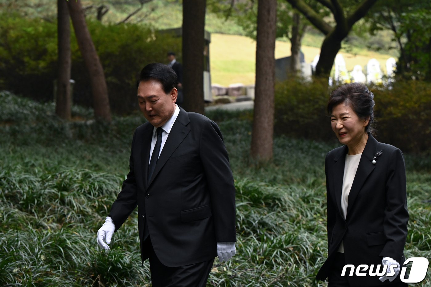 본문 이미지 - 윤석열 대통령이 26일 서울 동작구 국립서울현충원에서 열린 박정희 전 대통령 서거 제44주기 추도식에서 박근혜 전 대통령과 함께 묘소를 참배한 후 이동하며 대화를 나누고 있다. (대통령실 제공) 2023.10.26/뉴스1 ⓒ News1 오대일 기자