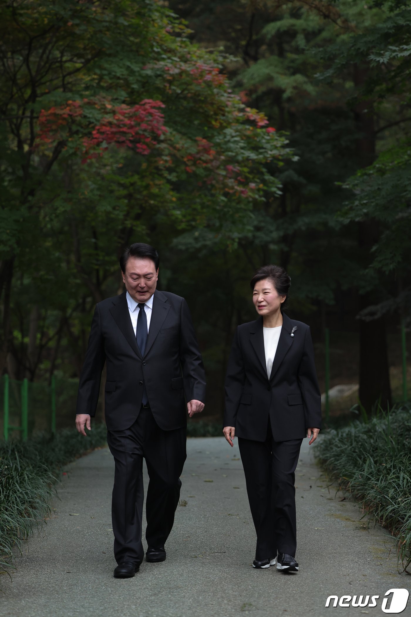 본문 이미지 - 윤석열 대통령이 26일 서울 동작구 국립서울현충원에서 열린 박정희 전 대통령 서거 제44주기 추도식에서 박근혜 전 대통령과 함께 묘소를 참배한 후 이동하며 대화를 나누고 있다. (대통령실 제공) 2023.10.26/뉴스1 ⓒ News1 오대일 기자