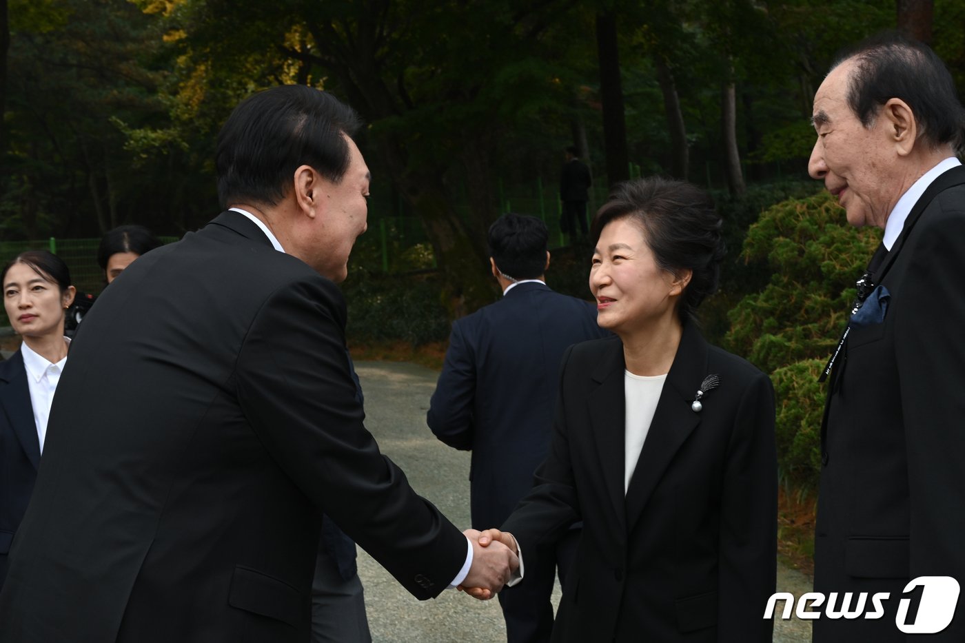 윤석열 대통령이 26일 서울 동작구 국립서울현충원에서 열린 박정희 전 대통령 서거 제44주기 추도식을 마친 후 작별 인사를 나누고 있다. &#40;대통령실 제공&#41; 2023.10.26/뉴스1 ⓒ News1 오대일 기자