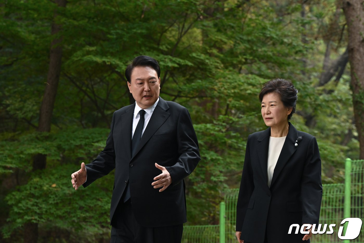 본문 이미지 - 윤석열 대통령이 26일 서울 동작구 국립서울현충원에서 열린 박정희 전 대통령 서거 제44주기 추도식에서 박근혜 전 대통령과 함께 묘소를 참배한 후 이동하며 대화를 나누고 있다. (대통령실 제공) 2023.10.26/뉴스1 ⓒ News1 오대일 기자