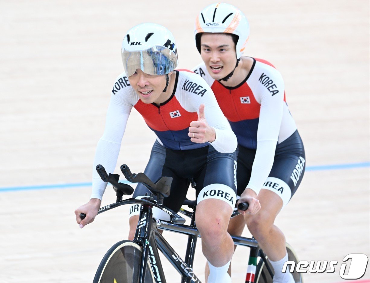 본문 이미지 - 사이클 금메달을 합작한 김정빈과 윤중헌(대한장애인체육회 제공)
