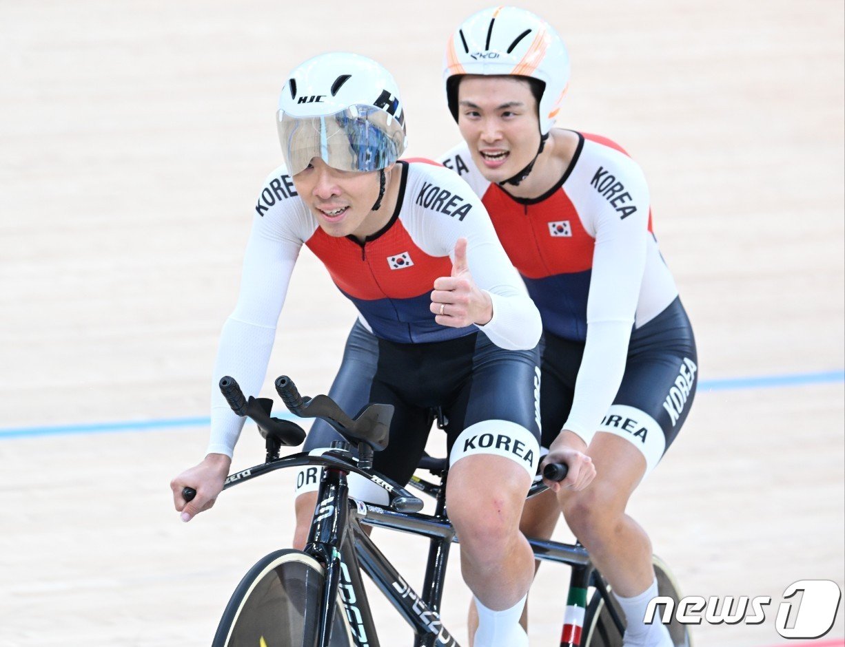 사이클 금메달을 합작한 김정빈과 윤중헌&#40;대한장애인체육회 제공&#41;