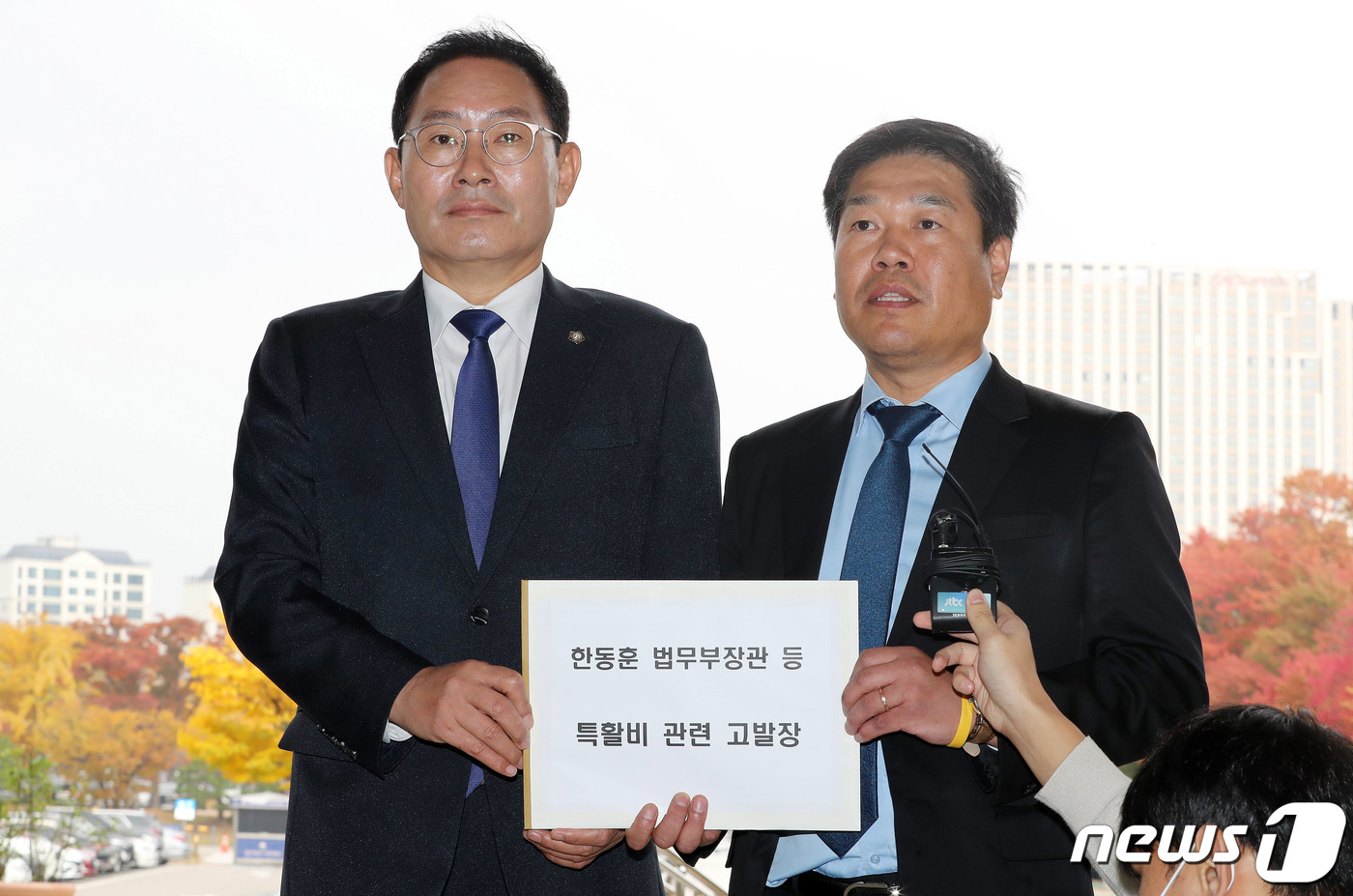 (과천=뉴스1) 박세연 기자 = 검사를 검사하는 변호사모임인 검사검사 오동현(오른쪽), 김기영 변호사가 26일 ‘특활비 의혹’과 관련해 한동훈 법무부 장관, 이원석 검찰총장, 송경 …