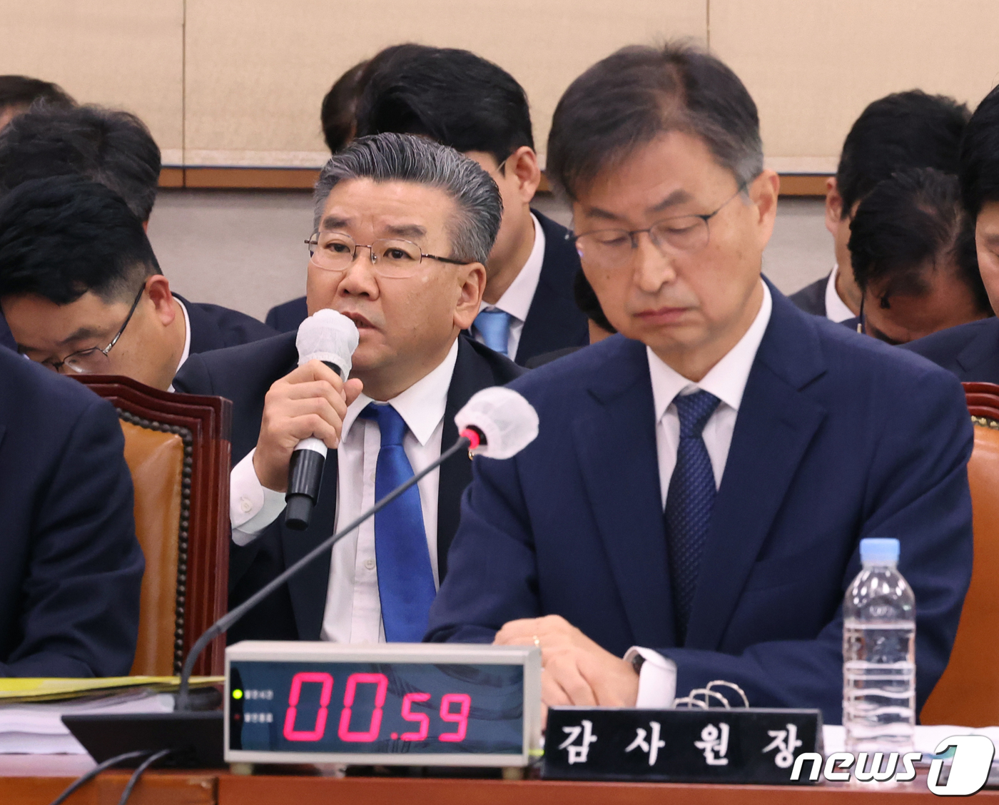 (서울=뉴스1) 송원영 기자 = 유병호 감사원 사무총장이 26일 서울 여의도 국회에서 열린 법제사법위원회의 법무부, 감사원, 헌법재판소 등에 대한 종합감사에서 의원들의 질의에 답변 …