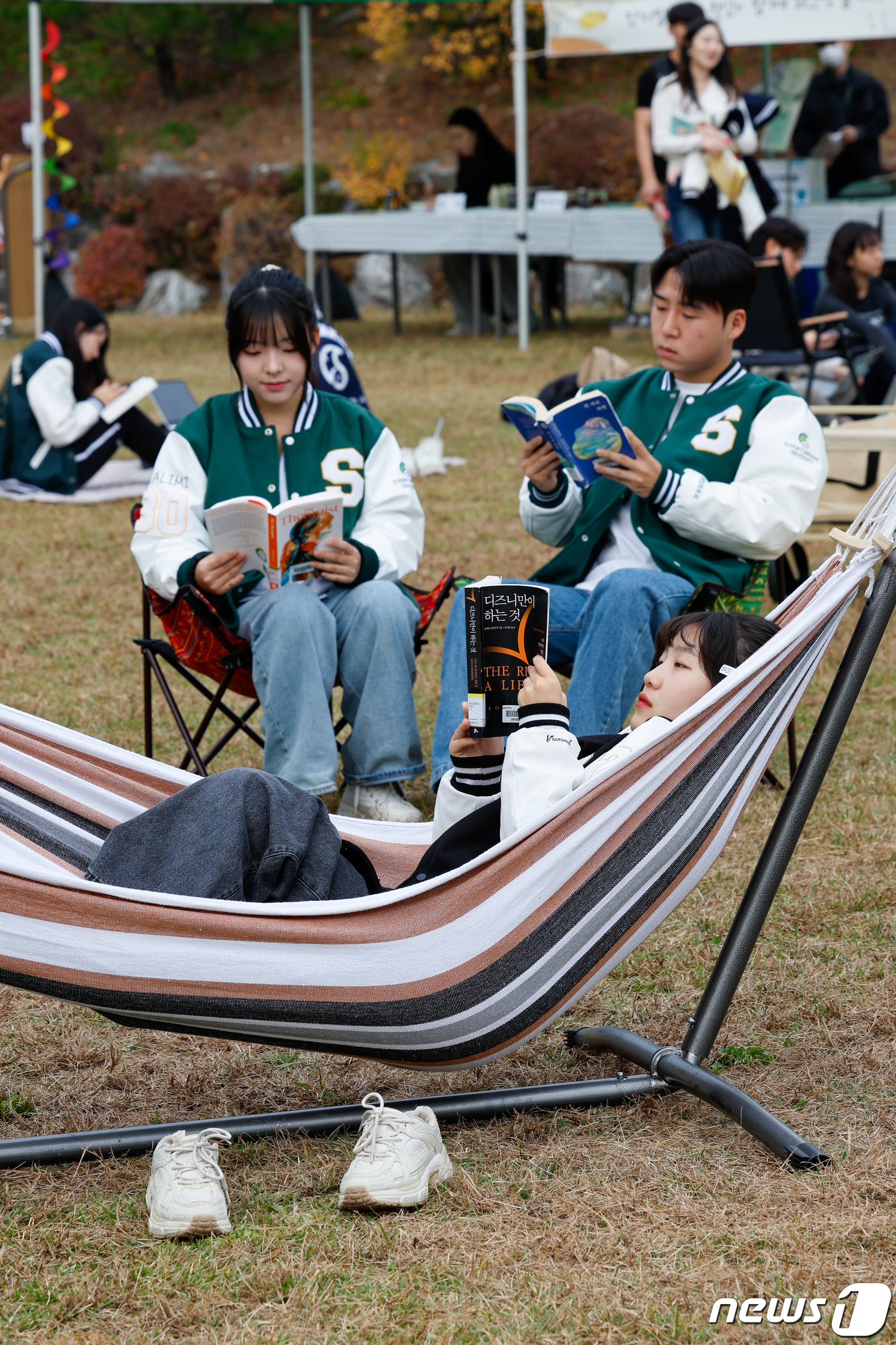 (서울=뉴스1) 안은나 기자 = 성균관대학교 학생들이 26일 오후 서울 종로구 성대 인문사회과학캠퍼스 금잔디광장에서 열린 2023학년도 2학기 북 피크닉 행사에 참여해 책을 읽고 …